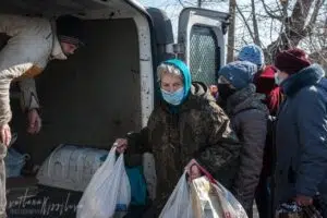 украинци чакат за пакети храна