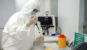 Лаборатория лекар учен ваксина лекарство медицина